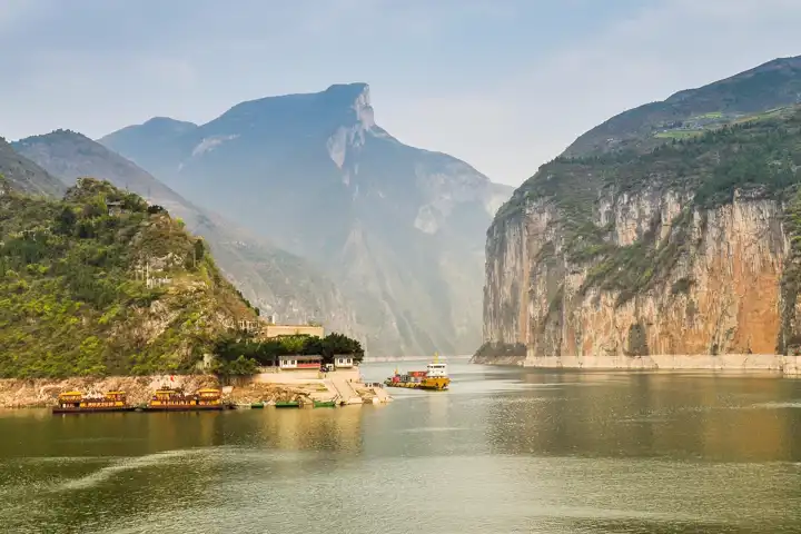 Gateway To The Orient Chinese River Cruise Ker & Downey Yangtze River Scene HERO